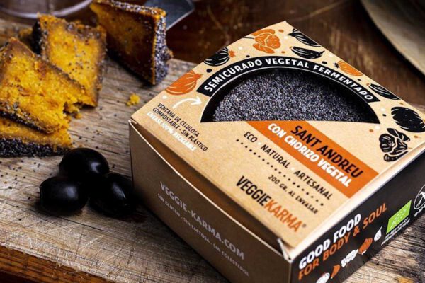 VeggieKarma San andreu, plantbased old cheese met groentenchorizo